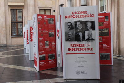 Wystawa IPN „Ojcowie Niepodległości” na dziedzińcu MEN. Fot. MEN