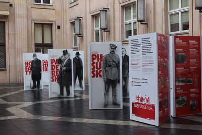 Wystawa IPN „Ojcowie Niepodległości” na dziedzińcu MEN. Fot. MEN