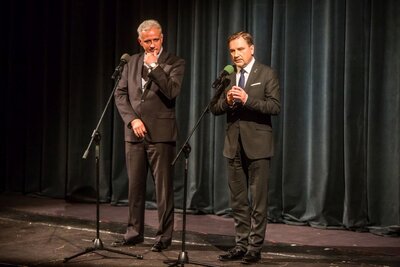 Przed spektaklem „Popiełuszko” w Teatrze Nowym w Zabrzu – 17 kwietnia 2018. Fot. Sławek Kasper (IPN)