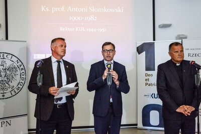 Od lewej: dyrektor KŚZpNP prok. Andrzej Pozorski, prezes IPN dr Jarosław Szarek, rektor KUL ks. prof. Antoni Dębiński. Fot. Sławek Kasper (IPN)