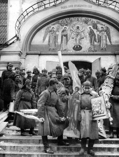 Bolszewicy rabują cerkiew pod Moskwą, 1925. Fot. Wikimedia Commons