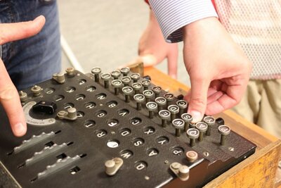 Największym zainteresowaniem cieszyły się dwa autentyczne egzemplarze Enigmy – niemieckiej maszyny szyfrującej, której kod złamali polscy matematycy