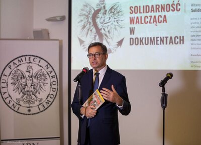 Prezes IPN dr Jarosław Szarek podczas konferencji prasowej prezentującej nowy portal IPN „Solidarność Walcząca w dokumentach”. Fot. Marcin Jurkiewicz (IPN)