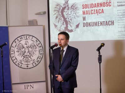 Dr Grzegorz Waligóra podczas konferencji prasowej prezentującej nowy portal IPN „Solidarność Walcząca w dokumentach”. Fot. Marcin Jurkiewicz (IPN)