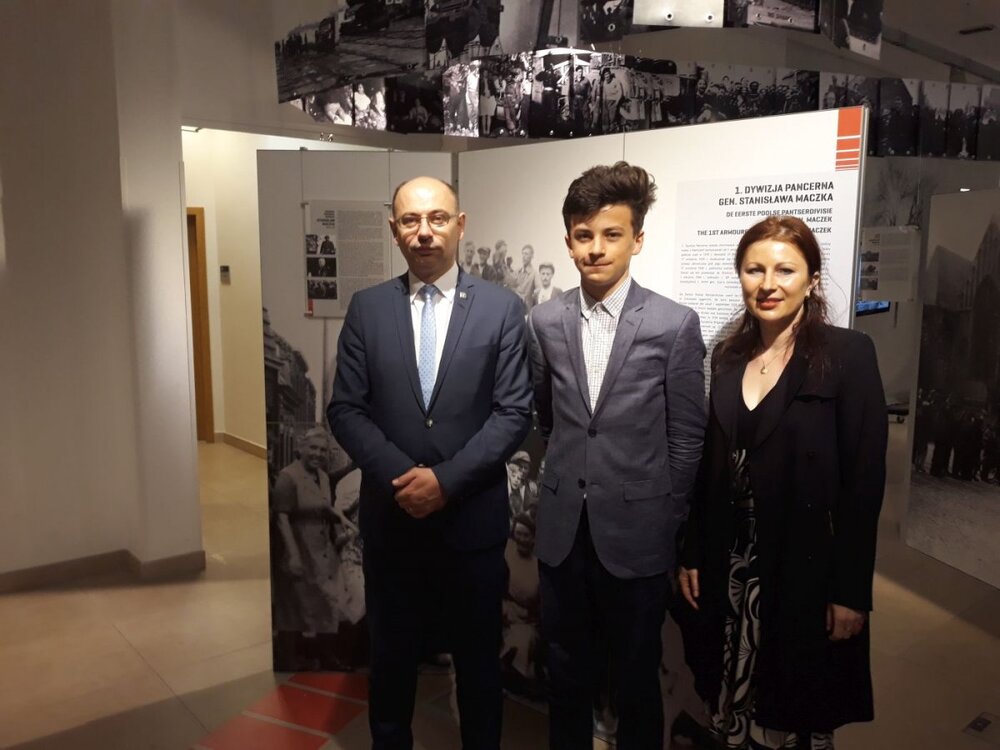 Od lewej: dr Mateusz Szpytma oraz Jakub Vaugon i jego mama – 28 czerwca 2018