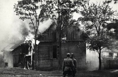 Płonąca wieś, Michniów, 12 VII 1943 r. (ze zbiorów IPN)