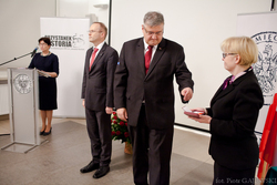 Aktu dekoracji, wraz z prezesem IPN Łukaszem Kamińskim, dokonał doradca społeczny Prezydenta RP Krzysztof Król