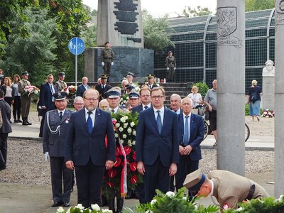 Dyrektor BUWiM Adam Siwek i Prezes IPN dr Jarosław Szarek składają wieniec pod pomnikiem 27. Wołyńskiej Dywizji Piechoty Armii Krajowej [fot. B. Nowak, BUWiM IPN]