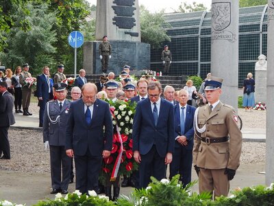 Dyrektor BUWiM Adam Siwek i Prezes IPN dr Jarosław Szarek składają wieniec pod pomnikiem 27. Wołyńskiej Dywizji Piechoty Armii Krajowej [fot. B. Nowak, BUWiM IPN]