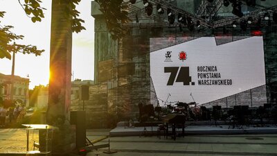 Uroczysta Msza św. przy Pomniku Powstania Warszawskiego oraz Apel Poległych na Pl. Krasińskich. Fot. Marcin Jurkiewicz (IPN)