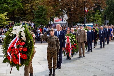 Uroczystości przy Pomniku Polskiego Państwa Podziemnego i Armii Krajowej. Fot. Marcin Jurkiewicz (IPN)