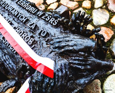 IPN uczcił ofiary „operacji polskiej” NKWD – odsłonięcie tablicy przed Pomnikiem Poległym i Pomordowanym na Wschodzie. Fot. Marcin Jurkiewicz