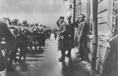 Marszałek Piłsudski żegna oddziały maszerujące na front w 1920 r. AIPN