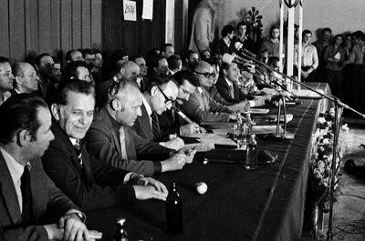 Podpisanie porozumienia pomiędzy Komisją Rządową a Międzyzakładowym Komitetem Strajkowym, w sali BHP Stoczni Gdańskiej, 31 sierpnia 1980. (AIPN)