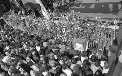 Tłumy ludzi przed bramą nr 2 Stoczni Gdańskiej im. Lenina w sierpniu 1980. (AIPN)