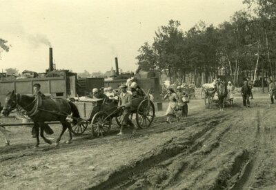 Polscy uchodźcy na trasie marszu oddziału niemieckiego w połowie września 1939 r. (AIPN)