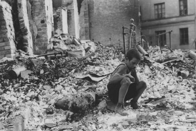 Ryszard Pajewski na ruinach domu na rogu ulic Blaszanej i Olszowej w Warszawie, wrzesień 1939. (AIPN/Kolekcja Juliena Bryana w Warszawie)