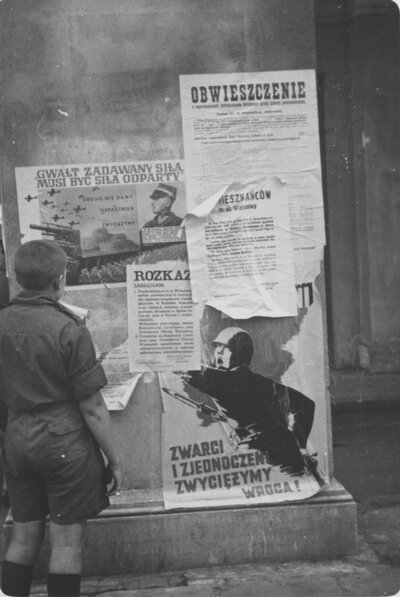Plakaty, rozkazy Dowódcy Obrony Warszawy, wyroki sądów polowych rozlepione na filarach Teatru Wielkiego na placu Teatralnym, wrzesień 1939. (AIPN)