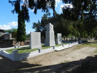 Pomnik na grobie żołnierzy września 1939 r. na cmentarzu parafialnym w Starejwsi [fot. R. Soszyńska, BUWiM IPN]