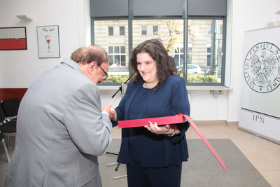 Adrianna Sznapik otrzymuje nagrodę z rąk dr. Andrzeja Koryna, pełnomocnika dyrektora Instytutu Historii PAN ds. ogólnych. Fot. Piotr Życieński (IPN)