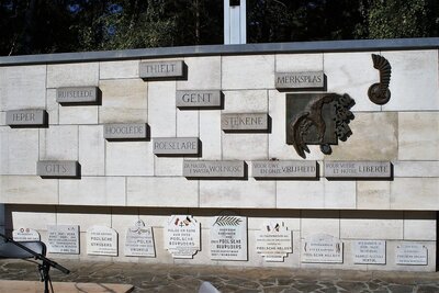Pomnik, a zarazem ściana ołtarzowa z nazwami miejscowości wyzwolonych przez żołnierzy gen. Maczka (fot. A. Siwek, BUWiM IPN)