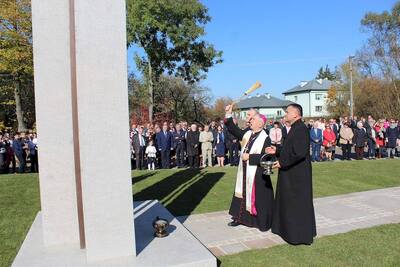 Poświęcenie pomnika przez abp. Józefa Kowalczyka (fot. IPN Kraków)