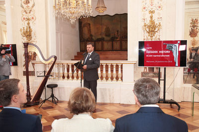 Uzasadnienie nagrody przeczytał i przedstawił Lauretaów dyrektor Biura Edukacji Narodowej IPN Adam Hlebowicz.  Fot. Piotr Życieński (IPN)