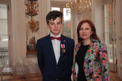 Laureat nagrody „Świadek Historii” Jakub Vaugon z mamą. Fot. Piotr Życieński (IPN)