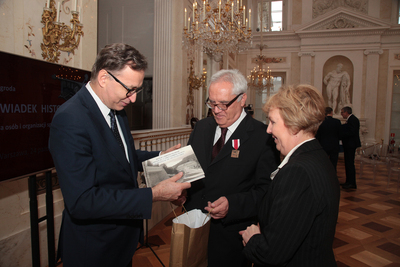 Laureat nagrody Pietro Rogacień i Jarosław Szarek. Fot. Piotr Życieński (IPN)
