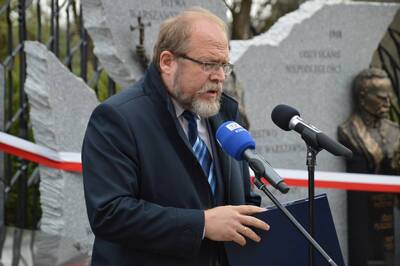 Adam Siwek - dyrektor Biura Upamiętniania Walk i Męczeństwa IPN podczas odsłonięcia Pomnika Pamięci Narodowej w Jarosławiu (fot. H. Lewkowicz)