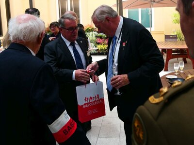 Z prawej gubernator Australii Zachodniej Kim Beazley. Otwarcie wystawy  „Czas Bohaterów” w Parlamencie Australii Zachodniej w Perth – 9 listopada 2018