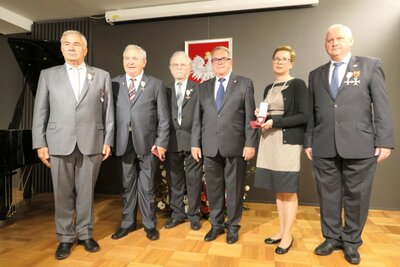 Aktu dekoracji, w imieniu Prezydenta RP, dokonał Jan Baster, zastępca prezesa Instytutu Pamięci Narodowej