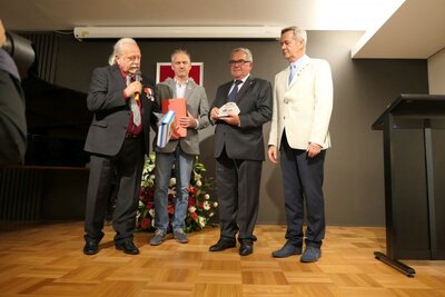 Prezes Jan Baster otrzymał z rąk organizatorów Rajdu Katyń 1940 - Smoleńsk 2010 pamiątkową plakietkę Rajdu umocowaną na granicie Gór Śnieżnych w Australii