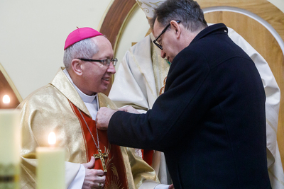 Biskup pomocniczy diecezji kamienieckiej Jan Niemiec odbiera Krzyż Wolności i Solidarności z rąk prezesa IPN Jarosława Szarka. Fot. Sławek Kasper (IPN)
