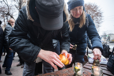 Złożenie kwiatów pod pomnikiem ofiar represji sowieckich – Chmielnicki, 23 listopada 2018. Fot Sławek Kasper (IPN)