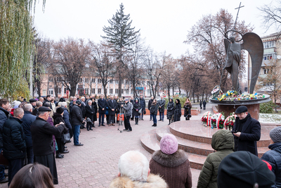 Złożenie kwiatów pod pomnikiem ofiar represji sowieckich – Chmielnicki, 23 listopada 2018. Fot Sławek Kasper (IPN)