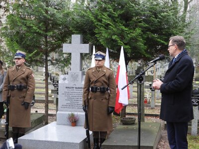 Uroczystość poświęcenia pomnika na mogile Walerego Sławka – 6 grudnia 2018. Fot. Mateusz Niegowski (IPN)