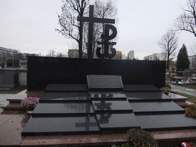 Pomnik żołnierzy Konspiracyjnego Wojska Polskiego w Radomsku przed remontem