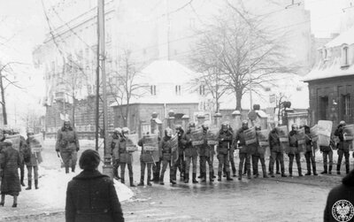 Oddział funkcjonariuszy MO / ZOMO blokujący ulicę w Łodzi, 13 grudnia 1981 r. IPN By 676/1 (dar Andrzeja Piaseckiego)