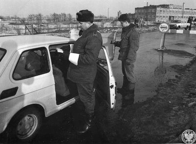 Milicjanci podczas kontroli drogowej w okresie stanu wojennego, zima 1981/1982.  IPN BU 024/47