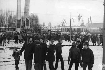 Mieszkańcy Gdańska zgromadzeni przed bramą Stoczni im. Lenina podczas strajku, 14 grudnia 1981 r. IPN Gd 433/8