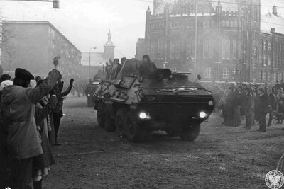 Wojskowe transportery opancerzone na ulicach Gdańska, 15 grudnia 1981 r.  IPN Gd 433/5