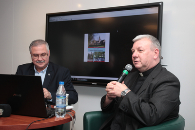 Od lewej: dr Waldemar Brenda, ks. prof. Krzysztof Bielawny. Spotkanie z cyklu „Na północ od Warszawy” – Warszawa, 17 grudnia 2018. Fot. Piotr Życieński (IPN)