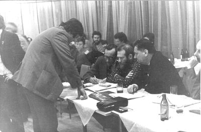 Zebranie działaczy grupy NSZZ „Solidarność”, obok mec. Jana Olszewskiego Bronisław Geremek i Władysław Siła-Nowicki (akta sygn. IPN BU 024/175)