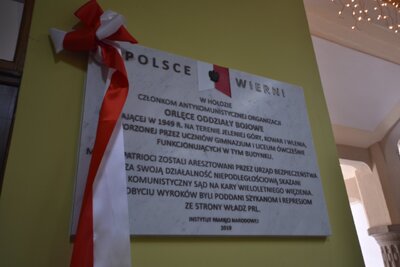 Odsłonięcie tablicy upamiętniającej członków młodzieżowej organizacji antykomunistycznej „Orlęce Oddziały Bojowe” – Jelenia Góra, 27 lutego 2019