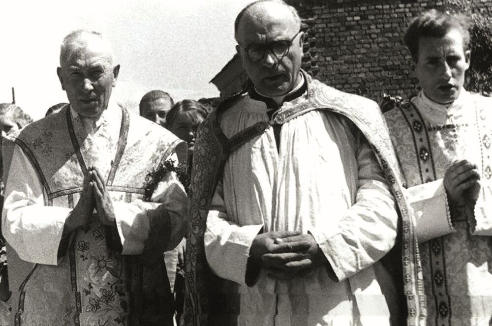 Ks. Michał Kubacki SDB,pierwszy z lewej.Fot. sprawiedliwi.org.pl