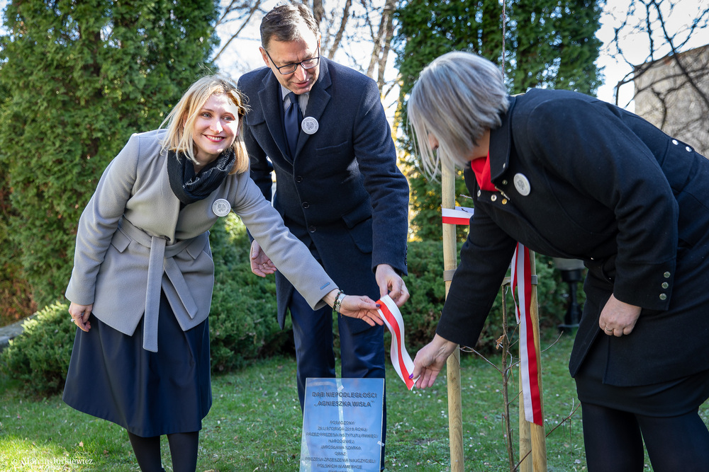 Odsłonięcie tabliczek z imionami Dębów Niepodległości przy siedzibie Wspólnoty Polskiej – Warszawa, 2 kwietnia 2019. Fot. Marcin Jurkiewicz (IPN)