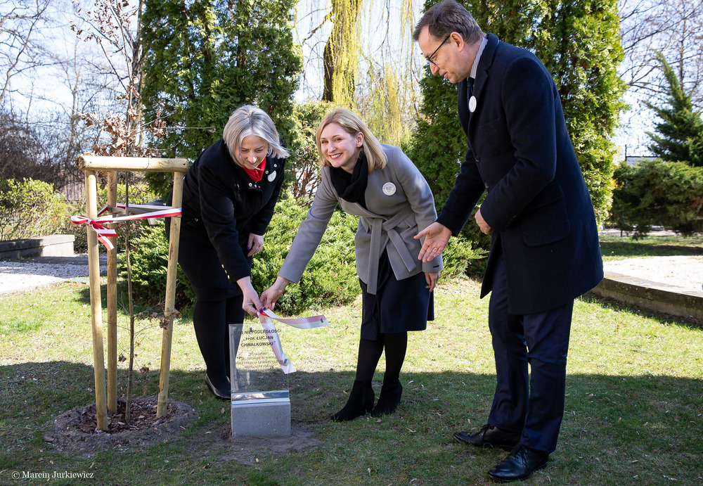 Odsłonięcie tabliczek z imionami Dębów Niepodległości przy siedzibie Wspólnoty Polskiej – Warszawa, 2 kwietnia 2019. Fot. Marcin Jurkiewicz (IPN)