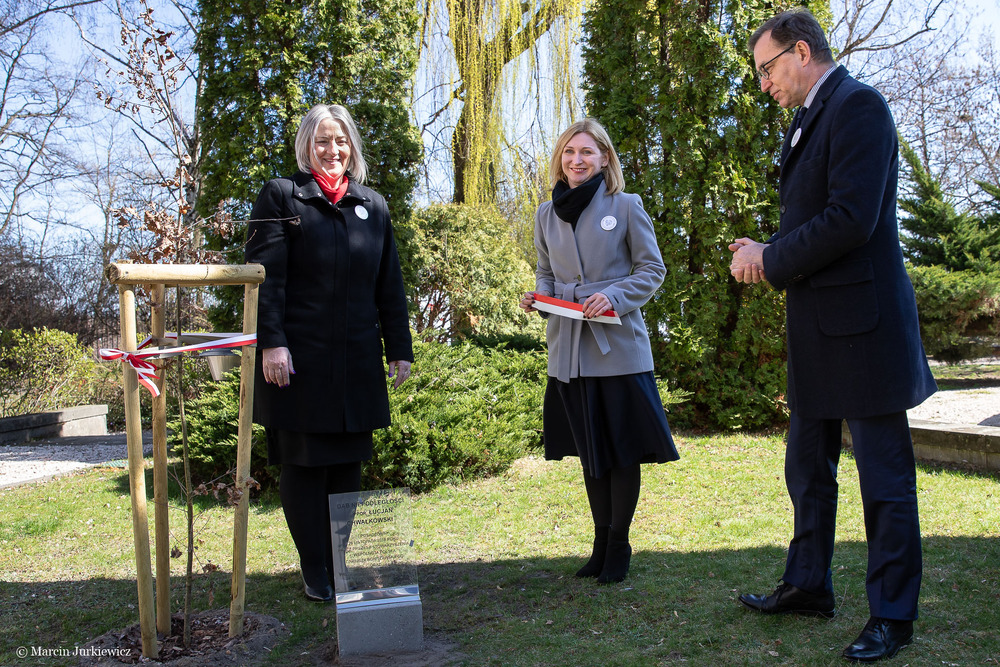 Odsłonięcie tabliczek z imionami Dębów Niepodległości przy siedzibie Wspólnoty Polskiej – Warszawa, 2 kwietnia 2019. Fot. Marcin Jurkiewicz (IPN)