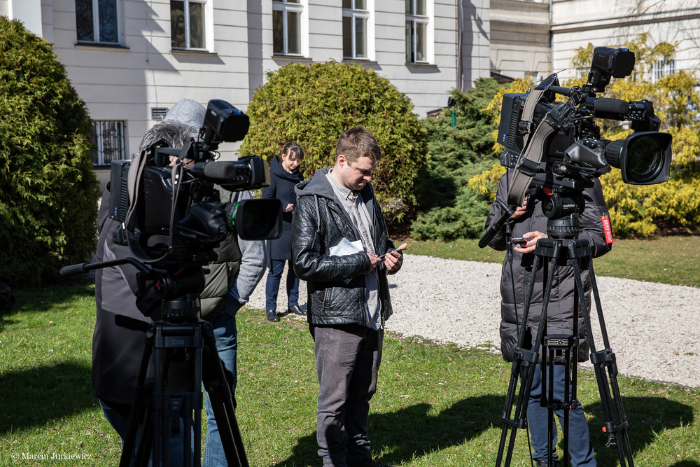 Odsłonięcie tabliczek z imionami Dębów Niepodległości przy siedzibie Wspólnoty Polskiej – Warszawa, 2 kwietnia 2019. Fot. Marcin Jurkiewicz (IPN)